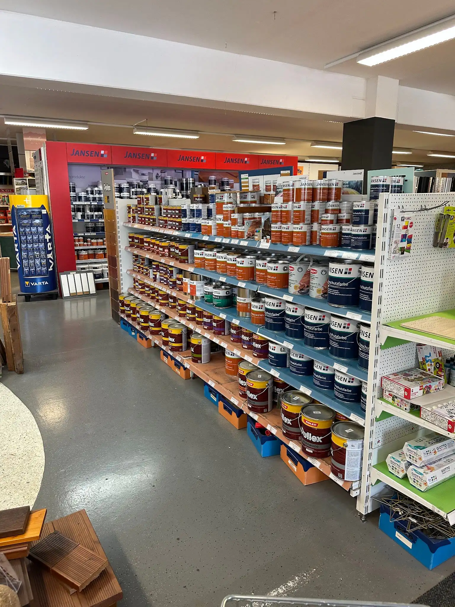 Regale im Fachmarkt von Farben Orth in Saalfelden