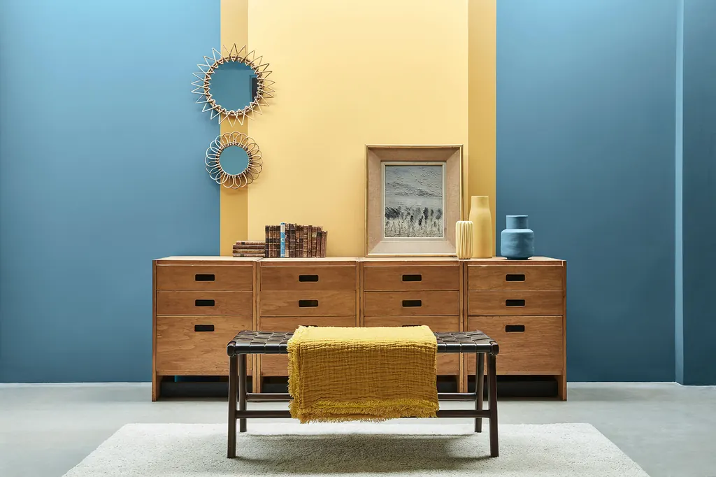 Raum mit Wänden in Air Force Blue und Light Gold, Holzkommode