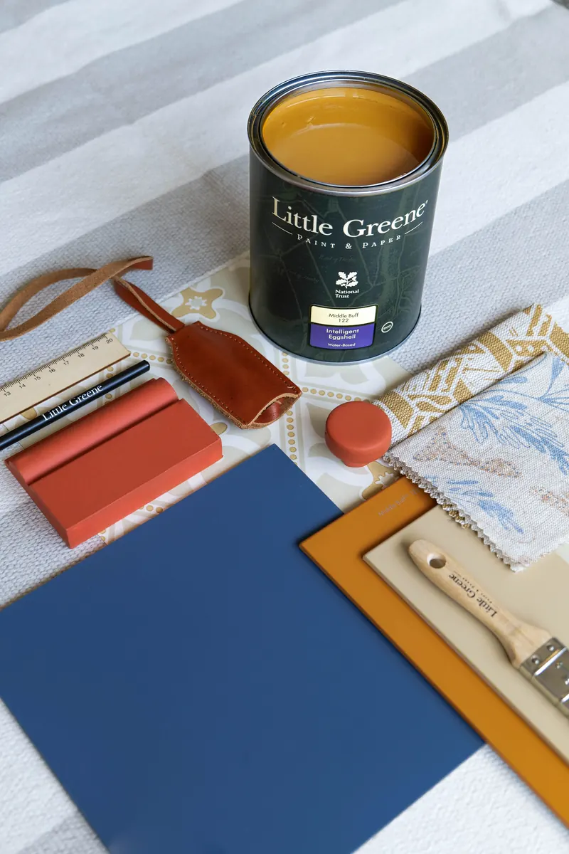 Moodboard mit Dose, Farbmustern in Middle Buff und Hicks Blue