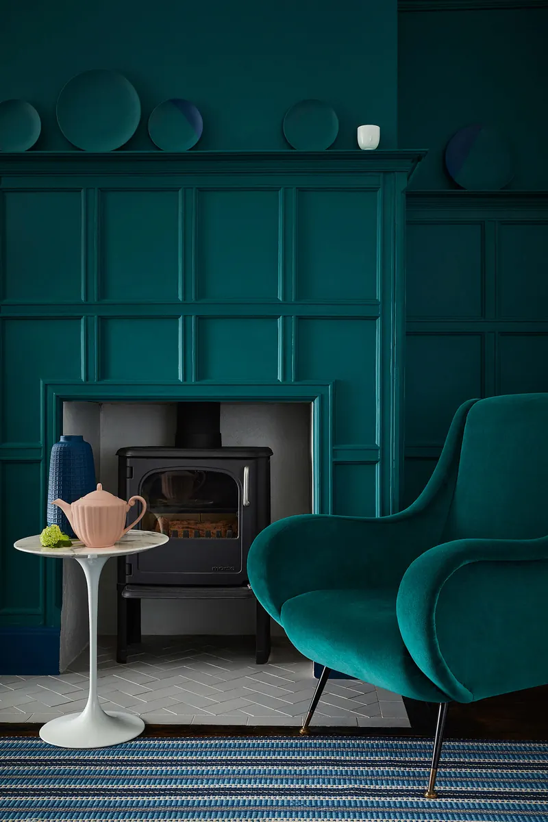 Raum mit Wandvertäfelung in Mid Azure Green