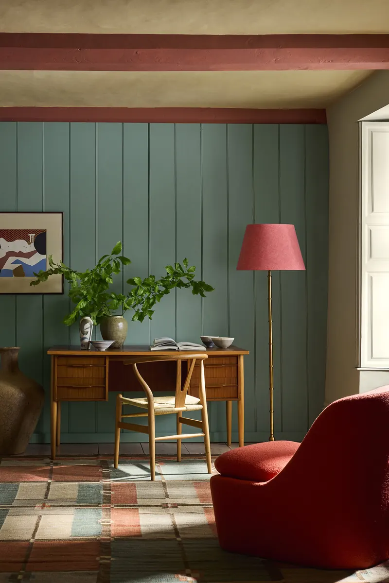 Arbeitsplatz in Perpetual Blue, Oak Apple und Bronze Red