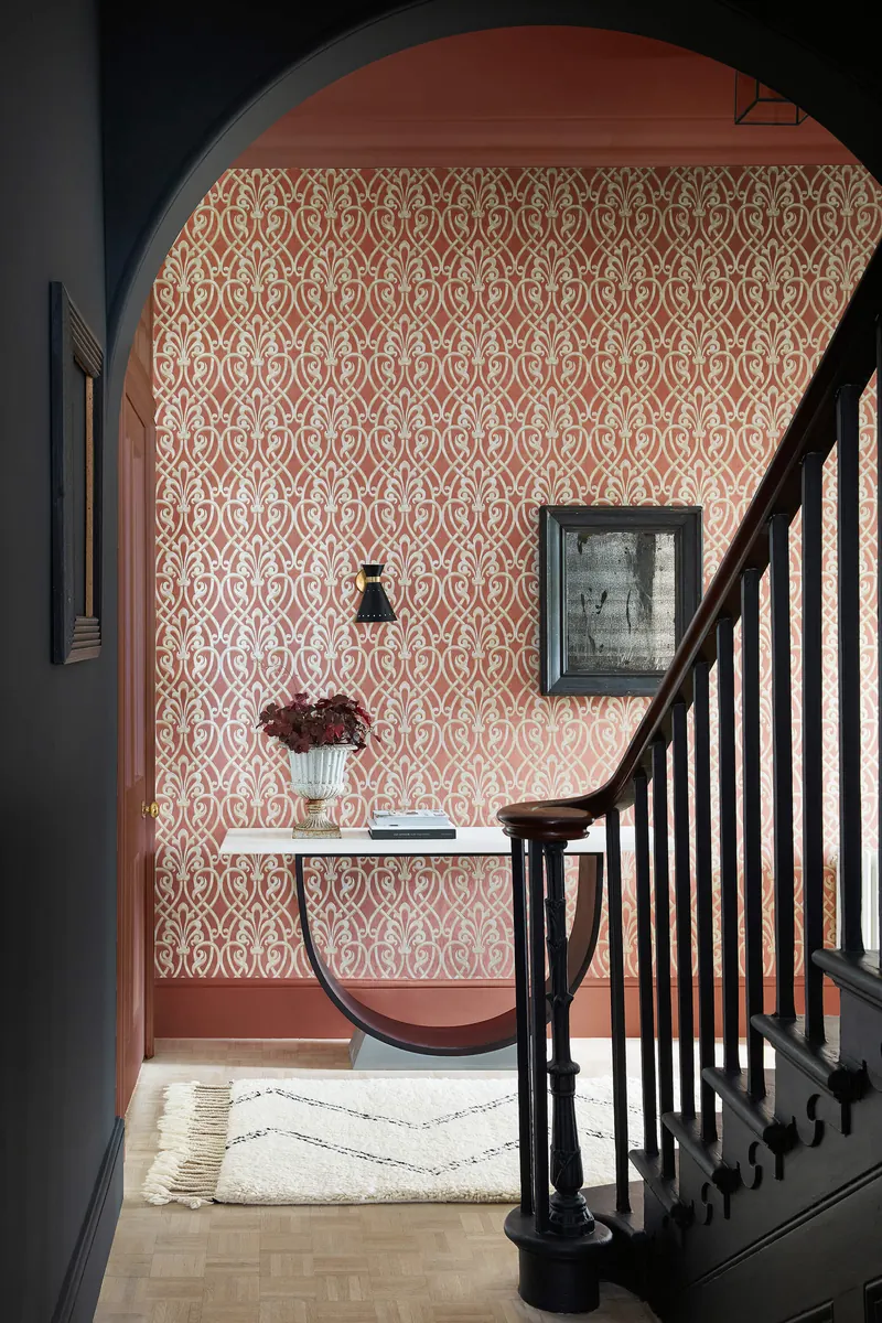 Flur mit Little Greene Tapete Brook Street in Etruscan