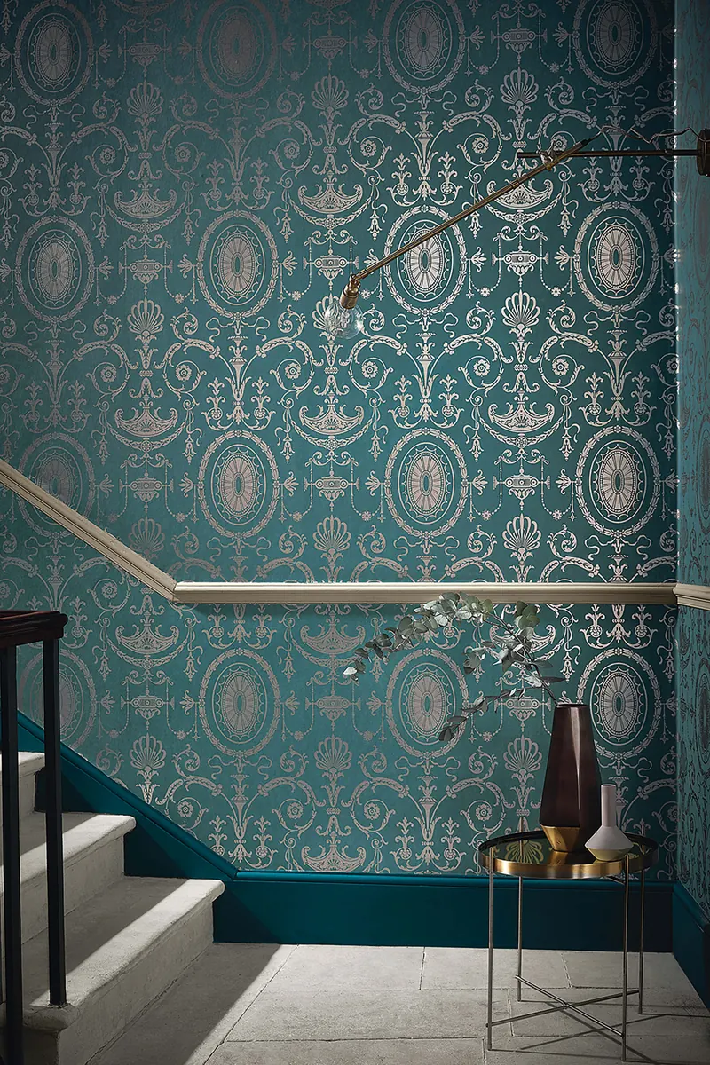 Treppenhaus mit gemusterter Little Greene Tapete in Petrol