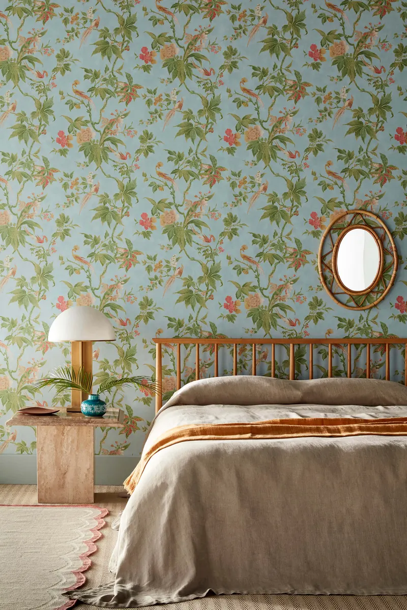 Schlafraum mit Little Greene Tapete Paradise in Blue